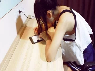 妹妹正在写作业被哥哥和叔叔突然袭击！