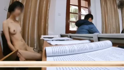 男同学鸡巴都硬了！（进群有偿约炮）